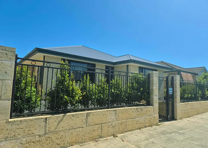 Dalyellup Guest House- Walk To Shops, Near Beach & Bunbury