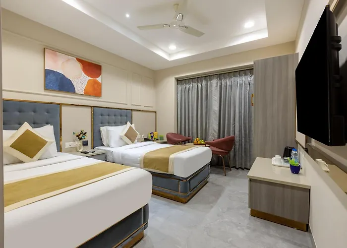 Hotel Sapphire House - 3 Mins Walk From Metro And 5 Mins From Rail Station