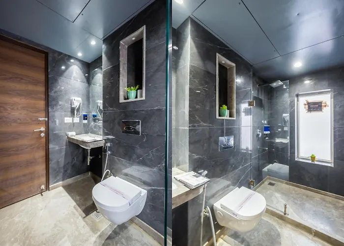 Hotel Sapphire House - 3 Mins Walk From Metro And 5 Mins From Rail Station