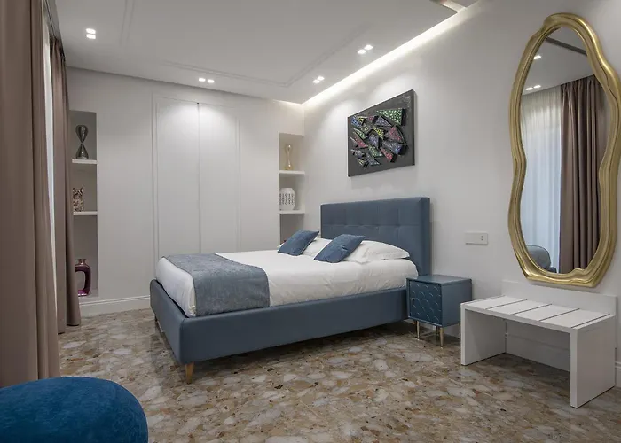 Hotel Jacuzzi: Golden House Cinecittà