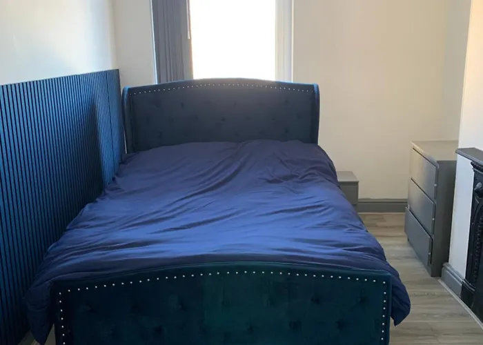 Spacious 5 Bedroom Home Near City Centre Sleeps 10