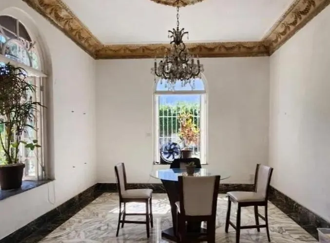 Hostal la mansión be House