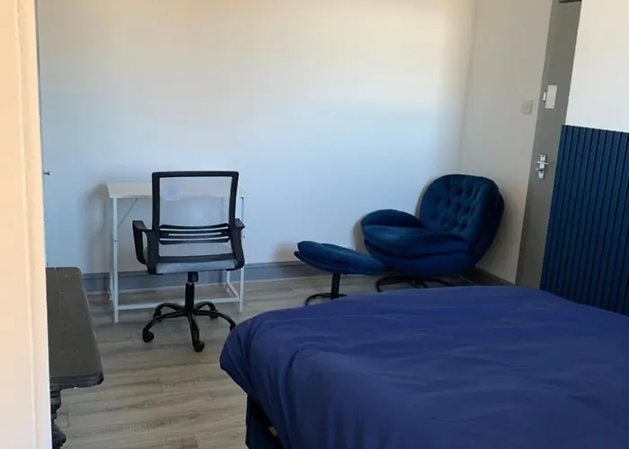 Spacious 5 Bedroom Home Near City Centre Sleeps 10