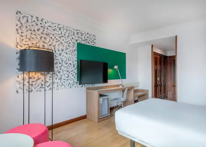 Family Hotel: Hotel Santiago Plaza Affiliated By Melia