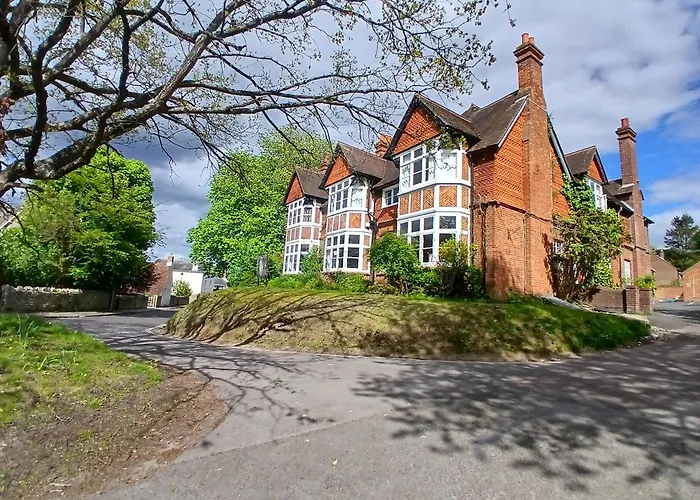 Family Hotel: Tree Hotel At Iffley