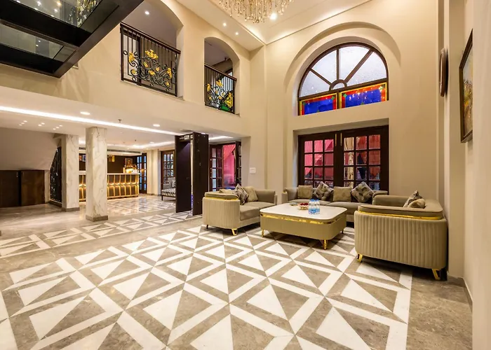 Hotel Sapphire House - 3 Mins Walk From Metro And 5 Mins From Rail Station