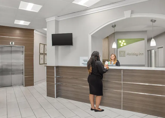 Central hotel: Holiday Inn Charleston-Riverview By Ihg