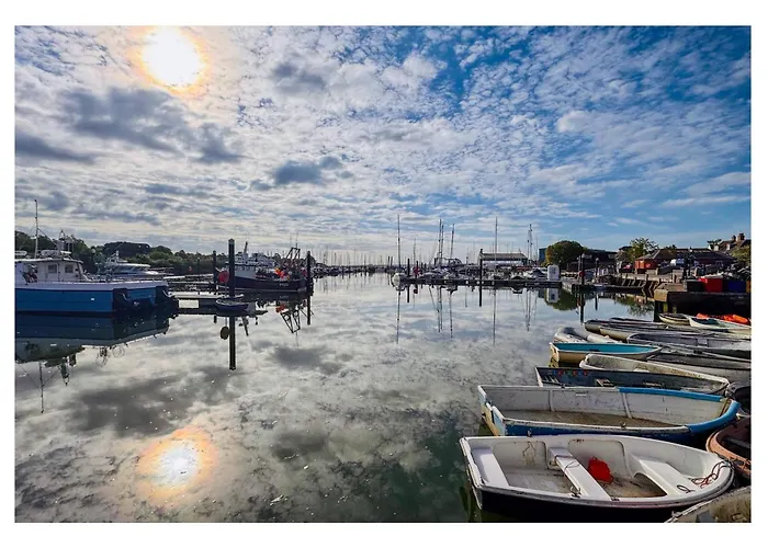 Knightwood Oak A Luxury King Size Bed -En-Suite Space - Lymington New Forest With Private Entrance - Key Box Entry-Free Parking & Private Outdoor Seating Area -Full Fibre Wifi -Town, Shops, Pubs & Solent Way Walking Distance & Complimentary Brea