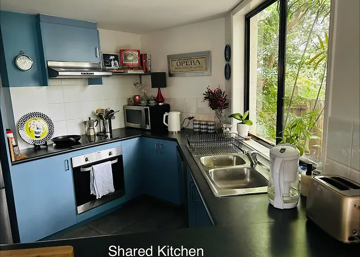 Nicole Guest House - Private Room & Bathroom - 6Kms From City