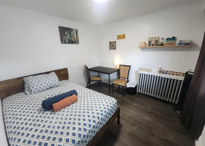 Affordable Quiet Private Room - 10-Min Walk To Subway