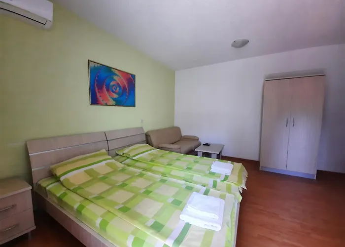 Luccia Apartments-Guesthouse Laguna