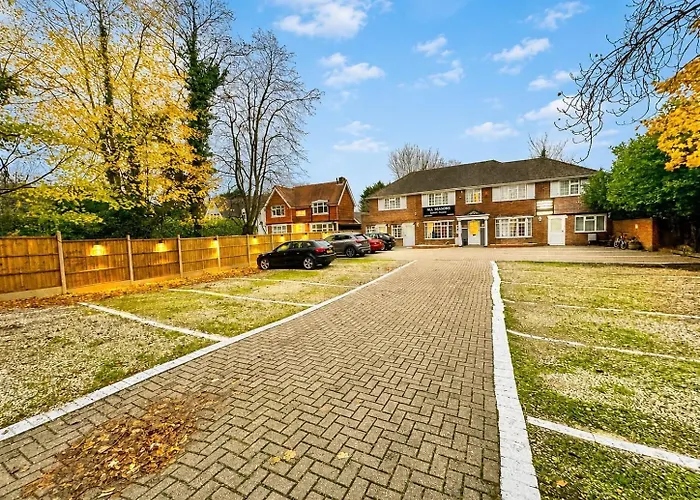 All Seasons Gatwick Guest House & Parking