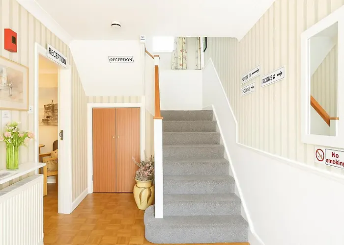 All Seasons Gatwick Guest House & Parking