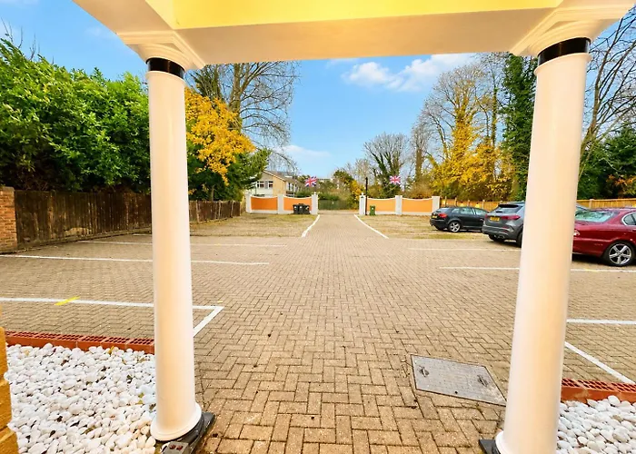 All Seasons Gatwick Guest House & Parking