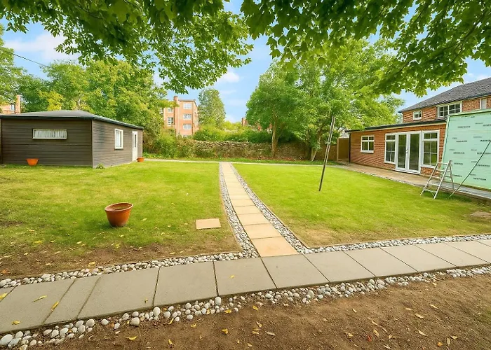 All Seasons Gatwick Guest House & Parking