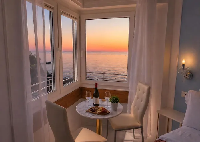 Vertigini Suites, Il Rifugio dell Amore per SOLE COPPIE , A 50m dalla Stazione e dalla Via dell Amore con Vista Mare e Intimità Appagante