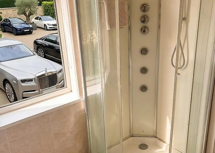 Jacuzzi City Guesthouse, About A 7 Min Walk To Racecourse And 10 Mins To The City