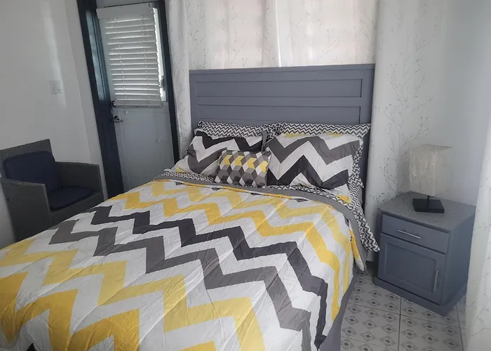 Silverbuttons Apartments & Eats