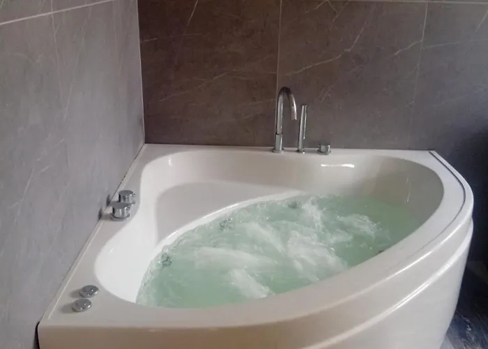 Suite Privata con Vasca Idromassaggio e Ingresso Indipendente,Camino e Cromoterapia