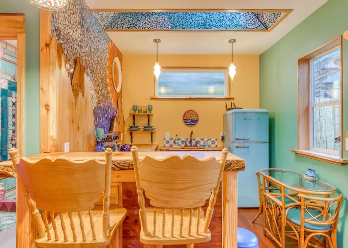 Sweet Sunshine Suite- Artistic, Cozy, And Colorful