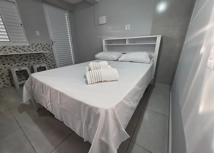 Quarto Aconchegante Completo Wi-Fi TV Microondas Cafeteira Entrada Privativa