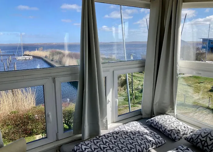 Unique Lakeside House With Sauna And Panoramic Harbour Views 5 Guests