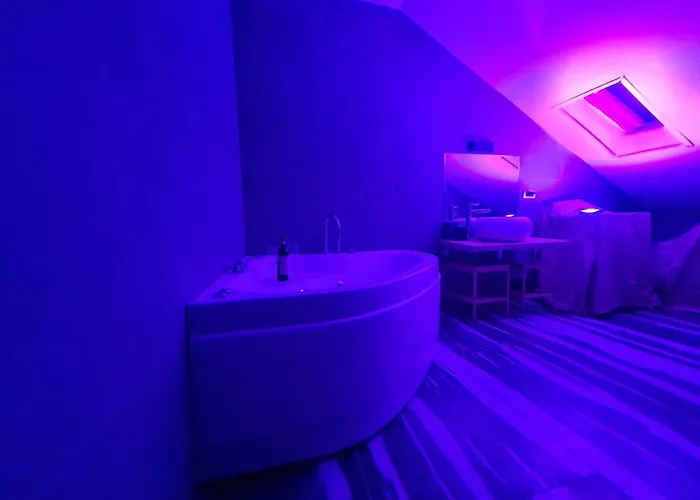 Suite Privata con Vasca Idromassaggio e Ingresso Indipendente,Camino e Cromoterapia