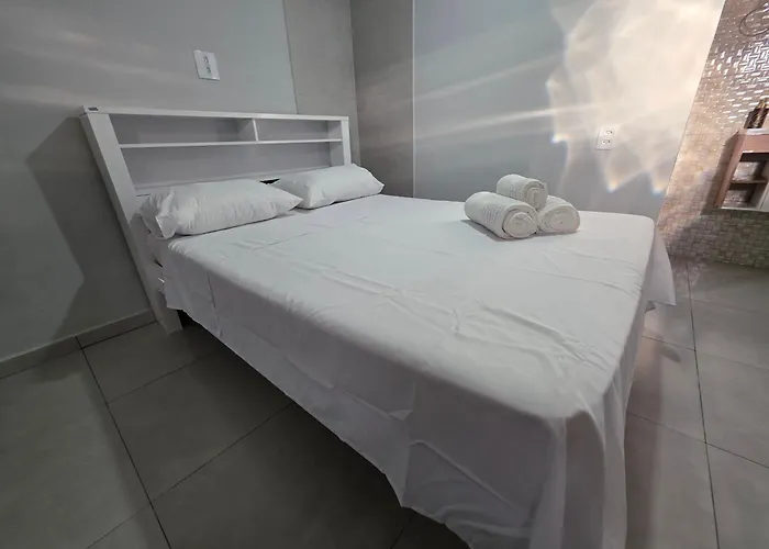 Quarto Aconchegante Completo Wi-Fi TV Microondas Cafeteira Entrada Privativa