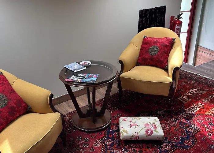 Vintage Balcony Guesthouse & Suites