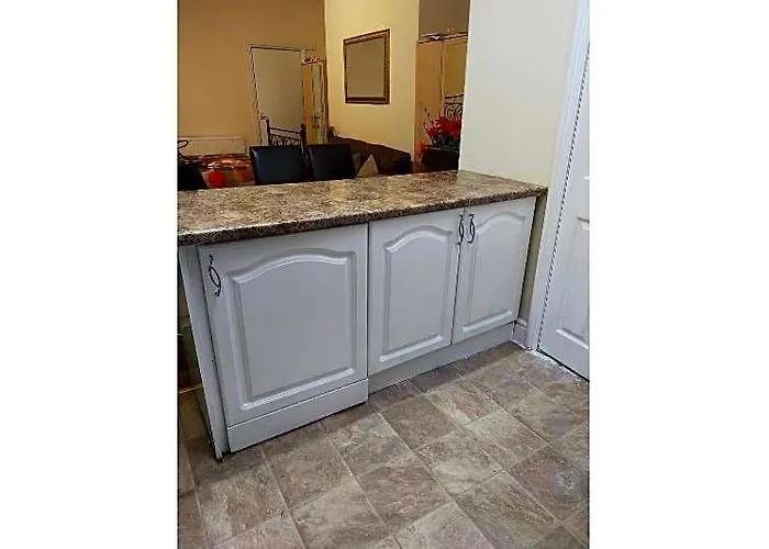 Paradise Apartment- Female Only