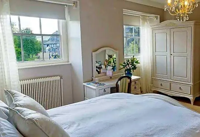 No 6 The Square Tearooms & Accommodation