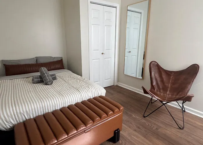 Cozy Apartment With City Skyline. Easy Commute Midtown Manhattan.