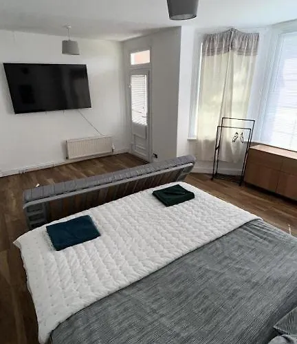 Family Room 5 Minute Walk From Herne Bay Beach