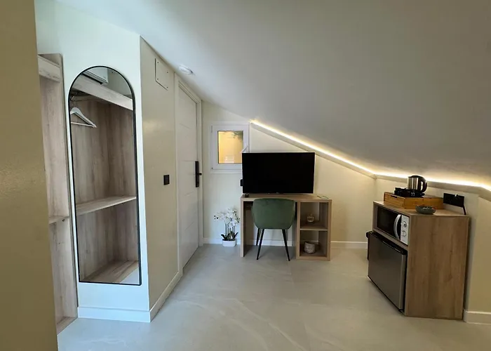 Habitación Buhardilla con Baño Privado y Acceso Autónomo , ideal para Descansar