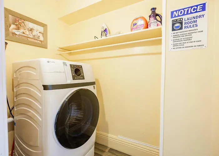 Room A1 King Bed Shared Bathroom Washer Dryer Air Purifier 75 Tv