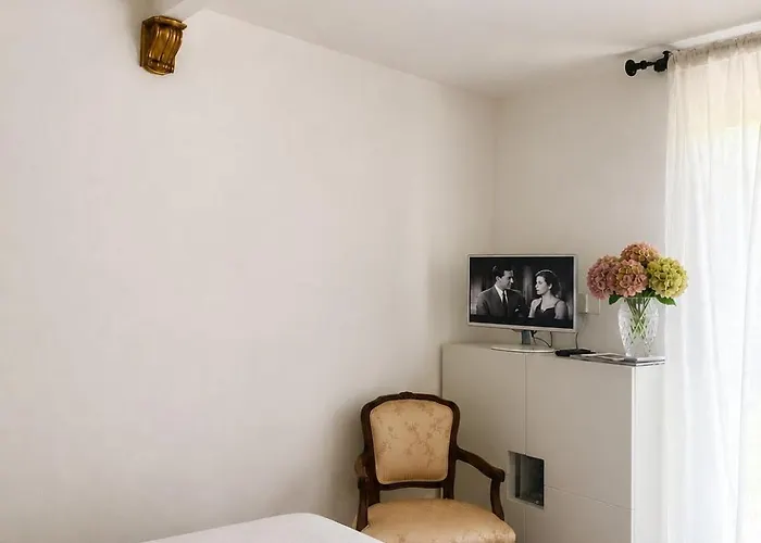 LA FINESTRA SUL CORTILE Suite indipendente con bagno privato