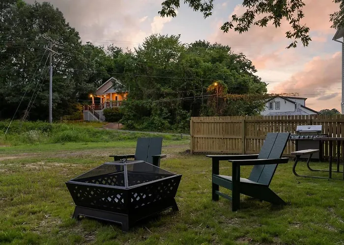 Top Level, Chill Vibe, Fenced, Walk Downtown, Pets
