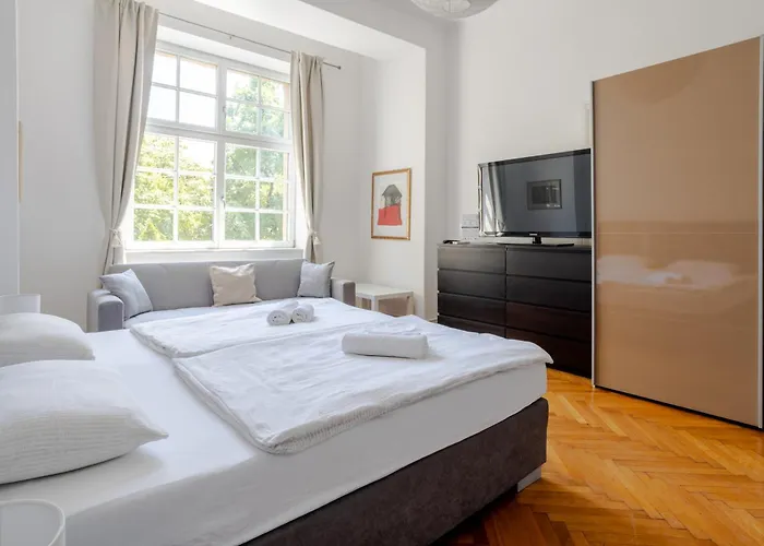 Urban Rooms--Free Parking--
