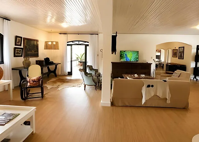 Casa na Serra de Campo Alegre com campo de futebol sinuca lareira churrasqueira e ovelhas no pasto As crianças brincam soltas e você descansa a 1h de Joinville