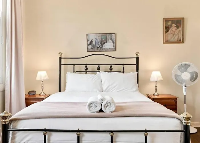 Edinburgh Queen Room