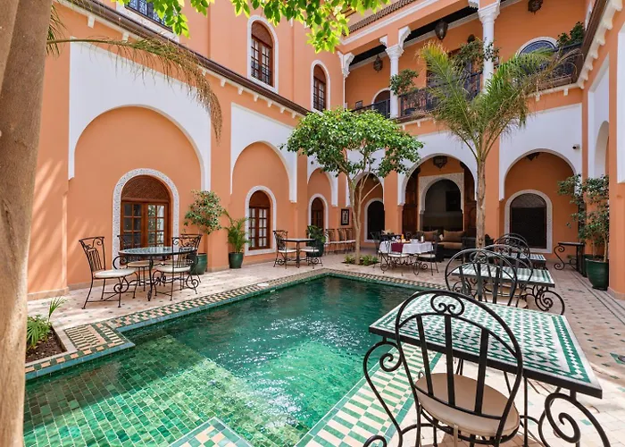 Hoteles con Jacuzzi Amina