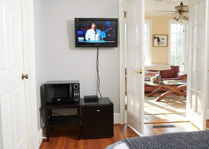 In-Law Suite, With Private Entrance, Sunroom, Patio!
