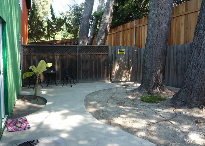 Woodland Hills Calabasas Guesthouses