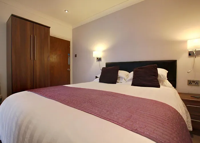Farnham Hotel