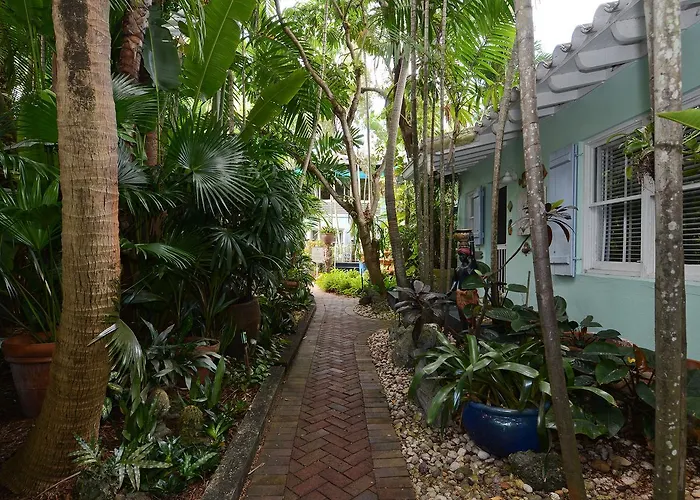 Pineapple Point Guesthouse & - Gay Men'S