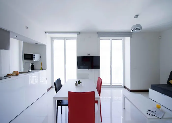 Hotel cerca del colegio: Roisa Suites