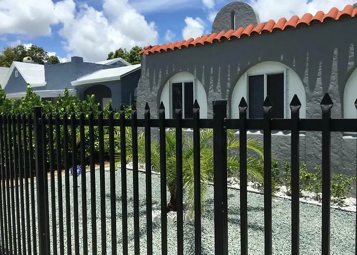 Private villas Modern 3/1 House Close To Beaches And Midtown