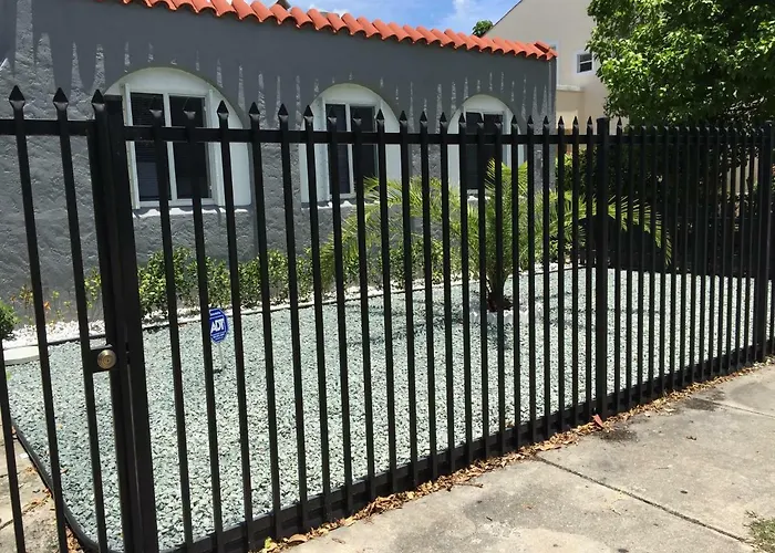 Private villas Modern 3/1 House Close To Beaches And Midtown