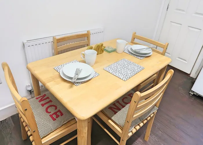 Whitburn Guest House About 7 Mins Walk To The City Free Internet Tv