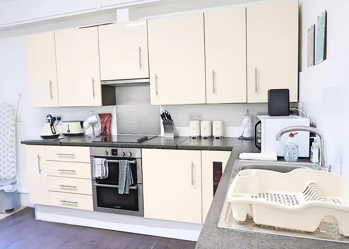 Whitburn Guest House About 7 Mins Walk To The City Free Internet Tv